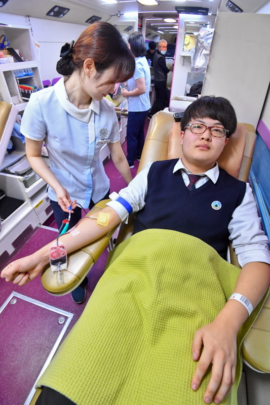 경기도 혈액원이 동절기 혈액 부족을 대비해 단체헌혈을 진행한 3일 오전 군포시 산본고등학교에서 학생들이 헌혈을 하고 있다. 윤원규기자