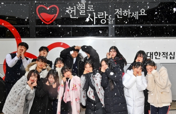 경기도 혈액원이 동절기 혈액 부족을 대비해 단체헌혈을 진행한 3일 오전 군포시 산본고등학교에서 헌혈을 마친 학생들이 웃으며 손으로 하트를 만들고 있다. 윤원규기자