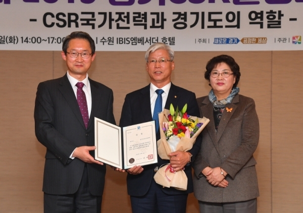 3일 오후 수원 IBIS엠베서더 호텔에서 열린 '제5회 2019 경기 CSR 활성화 포럼'에서 김희겸 경기도 행정1부지사가 우수 공공기관 도지사상을 시상하고 있다. 'CSR국가전략과 경기도의 역할'이란 주제로 열린 이번 포럼은 경기도가 주최하고 지속가능경영재단이 주관, 경기일보가 협력했다. 윤원규기자