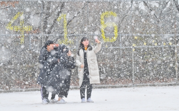 수도권지역에 첫 눈이 내린 3일 오후 군포 산본고등학교에서 학생들이 눈을 맞으며 즐거운 추억을 만들고 있다. 김시범기자