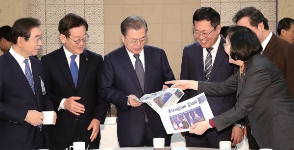 3일 청와대에서 열린 국무회의에 앞서 문재인 대통령과 박남춘 인천시장‚ 박원순 서울시장‚ 이재명 경기도지사 등이 이정옥 여성가족부 장관의 한아세안 정상회의 사진이 담긴 방콕포스트에 대한 설명을 듣고 있다. 연합뉴스