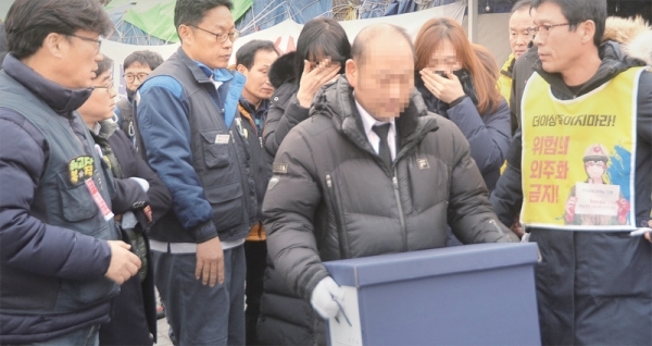 11월 30일 한국지엠(GM) 부평공장에서 과로 등으로 숨진 하청업체 소속 비정규직 근로자 A씨(47)의 유족들이 3일 유품을 수습하기 위해 공장으로 들어가고 있다. 조주현기자