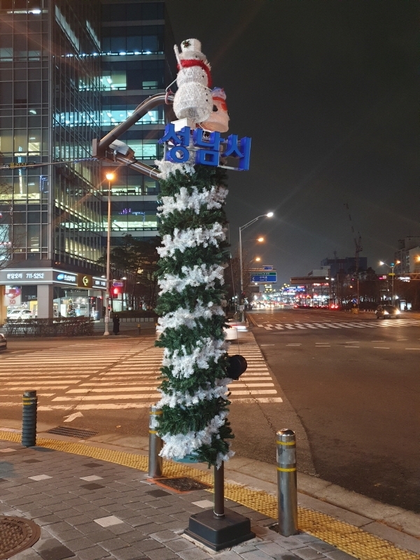 성남시 분당구 오리삼거리 인근에 설치된 그늘막 모습.