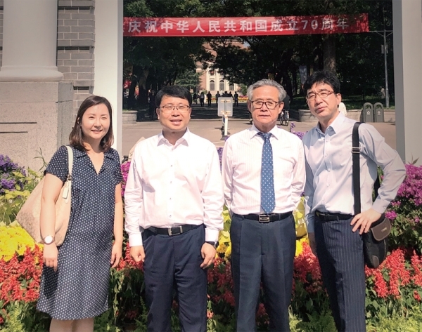 지난 9월 중국 칭화대학교에 방문한 전성은 경기외고 교장(왼쪽 두번째)과 서철규 경기외고 행정실장(오른쪽)