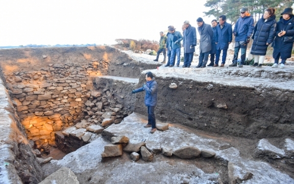 4일 오전 오산시 독산성에서 안민석 국회 문화체육관광위원장, 곽상욱 오산시장 등 참석자들이 학술조사 과정에서 발굴된 삼국시대 성벽을 살펴보고 있다. 이번 발굴 조사에서는 삼국시대 성벽뿐 아니라 삼국시대 부터 조선 시대까지 도기편·백자편·기와편·전돌편 등 다양한 유물도 다수 발견됐다. 윤원규기자
