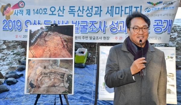 4일 오전 오산시 독산성에서 열린 '2019 오산 독산성 발굴조사 성과 시민공개발표'에서 안민석 국회 문화체육관광위원장이 인사말을 하고 있다. 이번 발굴 조사에서는 삼국시대 성벽뿐 아니라 삼국시대 부터 조선 시대까지 도기편·백자편·기와편·전돌편 등 다양한 유물도 다수 발견됐다. 윤원규기자