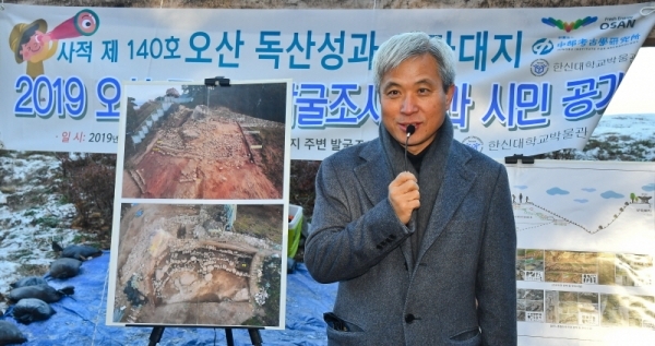 4일 오전 오산시 독산성에서 열린 '2019 오산 독산성 발굴조사 결과 시민공개'에서 곽상욱 오산시장이 인사말을 하고 있다. 살펴보고 있다. 이번 발굴 조사에서는 삼국시대 성벽뿐 아니라 삼국시대 부터 조선 시대까지 도기편·백자편·기와편·전돌편 등 다양한 유물도 다수 발견됐다. 윤원규기자
