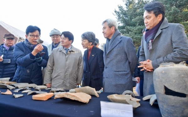 4일 오전 오산시 독산성에서 (오른쪽부터) 안민석 국회 문화체육관광위원장, 곽상욱 오산시장, 정재숙 문화재청장 등 참석자들이 학술조사 과정에서 발굴된 조선시대 유물을 살펴보고 있다. 이번 발굴 조사에서는 삼국시대 성벽뿐 아니라 삼국시대 부터 조선 시대까지 도기편·백자편·기와편·전돌편 등 다양한 유물도 다수 발견됐다. 윤원규기자