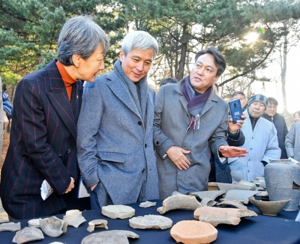 '2019 오산 독산성 발굴조사 성과 시민 공개발표'가 열린  4일 오전 오산시 독산성에서 (왼쪽부터) 정재숙 문화재청장, 곽상욱 오산시장, 안민석 국회 문화체육관광위원장 등 참석자들이 학술조사 과정에서 발굴된 조선시대 유물을 살펴보고 있다. 이번 발굴 조사에서는 삼국시대 성벽뿐 아니라 삼국시대 부터 조선 시대까지 도기편·백자편·기와편·전돌편 등 다양한 유물도 다수 발견됐다. 윤원규기자
