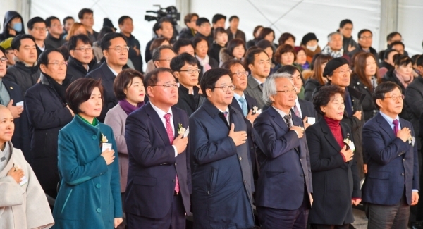 4일 오후 수원시 권선구 옛 농촌진흥청 부지에서 열린 국립농업박물관 착공식에서 염태영 수원시장, 백혜련 국회의원,김종훈 농림축산식품부 기획조정실장, 조명자 수원시의회 의장 등 참석자들이 국민의례를 하고 있다. 윤원규기자