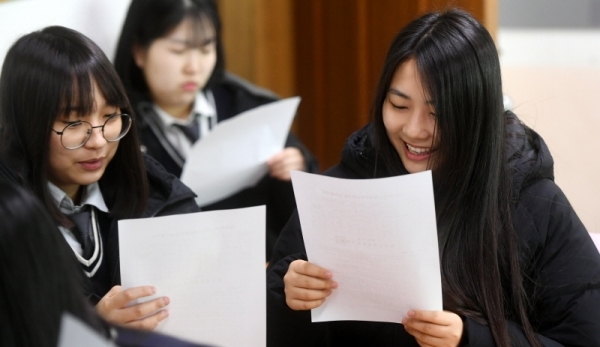2020학년도 대학수학능력시험 성적표가 배부된 4일 오전 수원 조원고 3학년 교실에서 수험생들이 성적을 확인하며 다양한 표정을 짓고 있다. 김시범기자