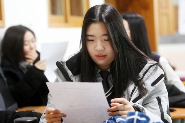 2020학년도 대학수학능력시험 성적표가 배부된 4일 오전 수원 조원고 3학년 교실에서 수험생들이 성적을 확인하며 다양한 표정을 짓고 있다. 김시범기자