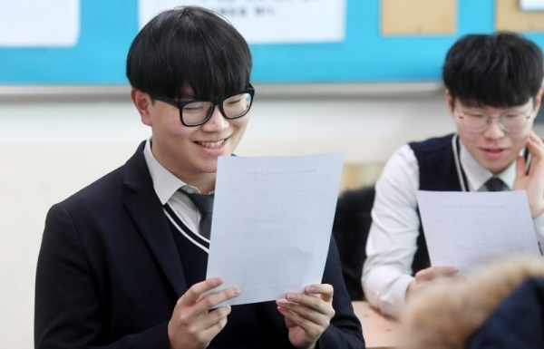 2020학년도 대학수학능력시험 성적표가 배부된 4일 오전 수원 조원고 3학년 교실에서 수험생들이 성적을 확인하며 다양한 표정을 짓고 있다. 김시범기자