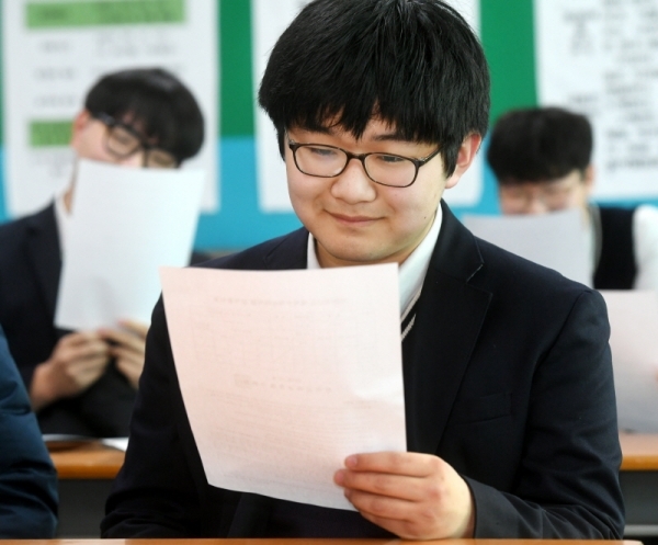 2020학년도 대학수학능력시험 성적표가 배부된 4일 오전 수원 조원고 3학년 교실에서 수험생들이 성적을 확인하며 다양한 표정을 짓고 있다. 김시범기자