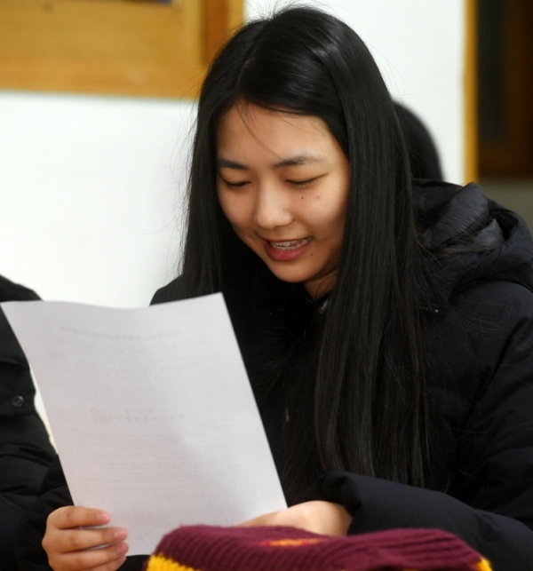 2020학년도 대학수학능력시험 성적표가 배부된 4일 오전 수원 조원고 3학년 교실에서 수험생들이 성적을 확인하며 다양한 표정을 짓고 있다. 김시범기자