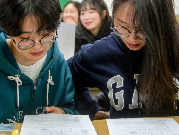 4일 오전 인천 중구 인일여고 3학년 1반 교실에서 학생들이 수능 성적표를 확인하고 있다.조주현기자