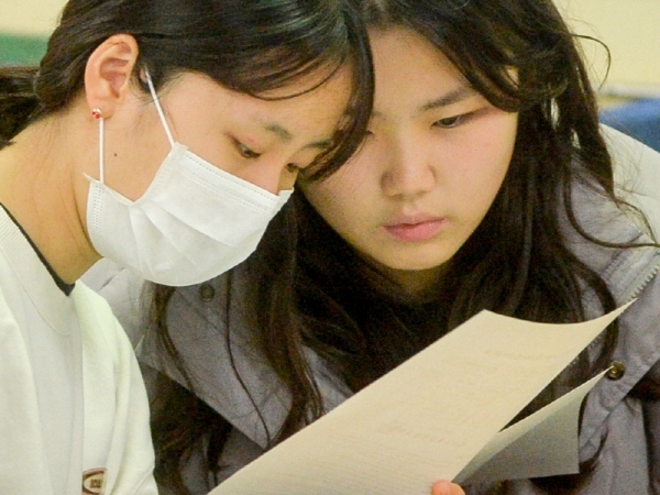 4일 오전 인천 중구 인일여고 3학년 1반 교실에서 학생들이 수능 성적표를 확인하고 있다.조주현기자