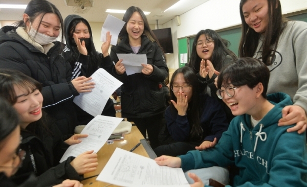 4일 오전 인천 중구 인일여고 3학년 1반 교실에서 학생들이 수능 성적표를 확인하고 있다.조주현기자