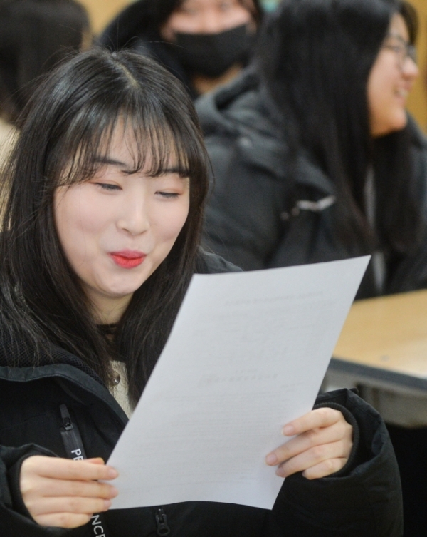 4일 오전 인천 중구 인일여고 3학년 1반 교실에서 학생들이 수능 성적표를 확인하고 있다.조주현기자