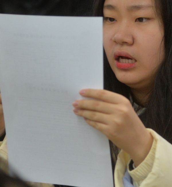 4일 오전 인천 중구 인일여고 3학년 1반 교실에서 학생들이 수능 성적표를 확인하고 있다.조주현기자