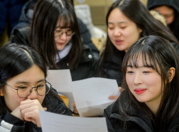 4일 오전 인천 중구 인일여고 3학년 1반 교실에서 학생들이 수능 성적표를 확인하고 있다.조주현기자