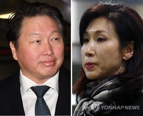 최태원 SK 회장(왼쪽)과 노소영 아트센터 나비 관장이 지난해 1월 16일 오후 서울 서초구 서울가정법원에서 열린 이혼소송 2회 조정기일에 각각 출석하고 있다. 연합뉴스