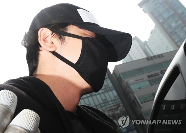 외주 스태프 여성 2명을 성폭행 및 추행한 혐의로 구속된 배우 겸 탤런트 강지환(본명 조태규·42) 씨가 지난 7월 18일 오전 검찰 송치를 위해 성남 분당경찰서에서 나오고 있는 모습. 연합뉴스