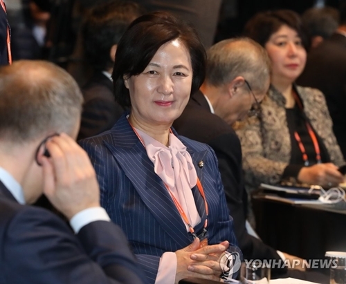 더불어민주당 추미애 의원이 5일 서울 중구 신라호텔에서 열린 제1회 북방포럼에서 미소를 짓고 있다. 연합뉴스