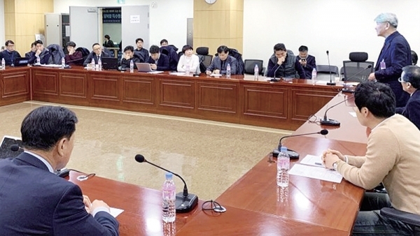 5일 국회 의원회관에서 열린 ‘포털 중심 뉴미디어 시대, 지역신문의 생존전략’ 토론회에서 참석자들이 각자 의견을 이야기 하고 있다. 대신협 제공