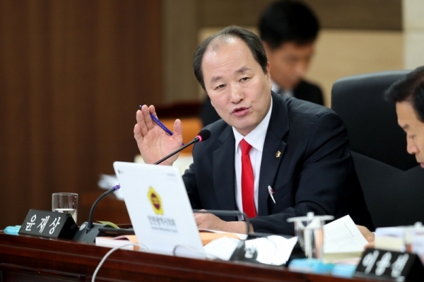 5일 인천시의회 제258회 제2차 정례회 예산결산특별위원회에서 윤재상 인천시의회 산업경제위원회 부위원장(자유한국당·강화)이 인천시가 예산편성 운영기준을 지키지 않는 점에 대해 강하게 질책하고 있다. 인천시의회 제공