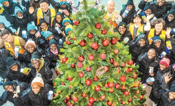5일 인천 부평구 부광교회에서 국제키와니스 북인천클럽 단원들이 케냐 지라니합창단 단원들에게 코세정제 등 기부물품을 전달한 뒤 기념촬영을 하고 있다. 조주현기자