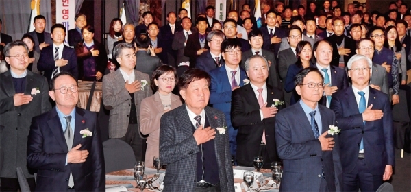 (사)경기도 중소기업 CEO 연합회의 ‘2019년 창립기념 및 경기 중소기업ㆍ소상공인의 날’ 행사가 열린 5일 오후 수원 이비스앰배서더호텔에서 이화순 경기도 행정2부지사, 최완수 연합회장, 신항철 경기일보 대표이사 사장, 이민우 경기신용보증재단 이사장, 김기준 경제과학진흥원장 등 참석자들이 국민의례를 하고 있다. 이번 행사는 연합회의 창립 18주년과 사단법인 출범 7주년을 기념하고 도내 중ㆍ소기업 CEO들의 한해를 정리하기 위해 열렸다. 윤원규기자