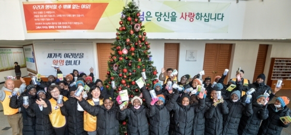 5일 인천 부평구 부광교회에서 국제키와니스 북인천클럽 단원들이 케냐 지라니합창단 단원들에게 코세정제 등 기부물품을 전달한 뒤 기념촬영을 하고 있다.조주현기자