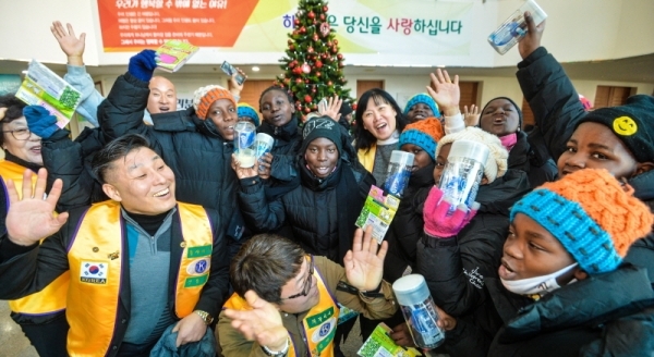 5일 인천 부평구 부광교회에서 국제키와니스 북인천클럽 단원들이 케냐 지라니합창단 단원들에게 코세정제 등 기부물품을 전달한 뒤 기념촬영을 하고 있다.조주현기자