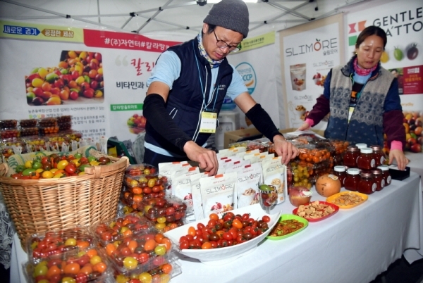 5일 고양 킨텍스에서 열린 ‘경기마켓데이’에서  도내 각지역에서 생산돤 명품 농,축산물 등을 홍보하고 있다. 전형민기자
