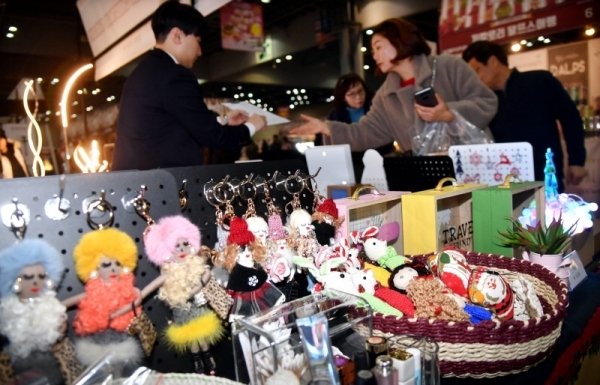 5일 고양 킨텍스에서 열린 ‘경기마켓데이’에서 관람객들이 도내 각지역에서 생산돤 명품 농,축산물 등을 살펴보고 있다. ‘경기마켓데이’행사는 도내 각지역에서 생산한 명품 특산물과 함께 산타와 크리스마스 트리 등이 전시돼 성탄절 분위기 속에 오는 8일까지 4일간의 일정으로 열린다.전형민기자