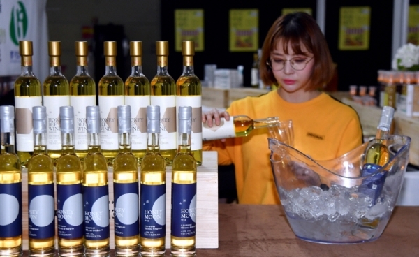 5일 고양 킨텍스에서 열린 ‘경기마켓데이’에서  도내 각지역에서 생산돤 명품 농,축산물 등을 홍보하고 있다. 전형민기자