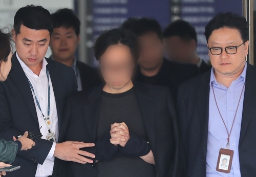 '프듀 순위 조작' 혐의를 받는 안준영 PD가 구속 전 피의자 심문을 마치고 법원을 나서고 있다. 연합뉴스