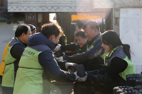 수원도시공사(사장 이부영) '나눠드림 봉사단'이 연말을 맞아 가정형편이 어려운 이웃들을 위해 '사랑의 연탄 나눔' 봉사활동을 벌여 주위를 뜨뜻하게 하고 있다. 사진은 6일 오후 봉사단이 권선구 서둔동의 한 가정에 연탄을 배달하고 있는 모습. 수원도시공사