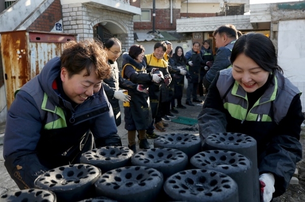 수원도시공사(사장 이부영) '나눠드림 봉사단'이 연말을 맞아 가정형편이 어려운 이웃들을 위해 '사랑의 연탄 나눔' 봉사활동을 벌여 주위를 뜨뜻하게 하고 있다. 사진은 6일 오후 봉사단이 권선구 서둔동의 한 가정에 연탄을 배달하고 있는 모습. 수원도시공사