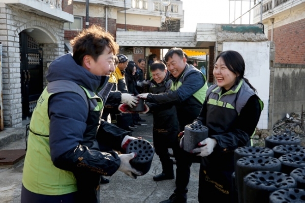 수원도시공사(사장 이부영) '나눠드림 봉사단'이 연말을 맞아 가정형편이 어려운 이웃들을 위해 '사랑의 연탄 나눔' 봉사활동을 벌여 주위를 뜨뜻하게 하고 있다. 사진은 6일 오후 봉사단이 권선구 서둔동의 한 가정에 연탄을 배달하고 있는 모습. 수원도시공사