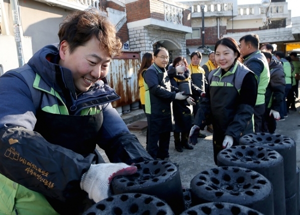 수원도시공사(사장 이부영) '나눠드림 봉사단'이 연말을 맞아 가정형편이 어려운 이웃들을 위해 '사랑의 연탄 나눔' 봉사활동을 벌여 주위를 뜨뜻하게 하고 있다. 사진은 6일 오후 봉사단이 권선구 서둔동의 한 가정에 연탄을 배달하고 있는 모습. 수원도시공사