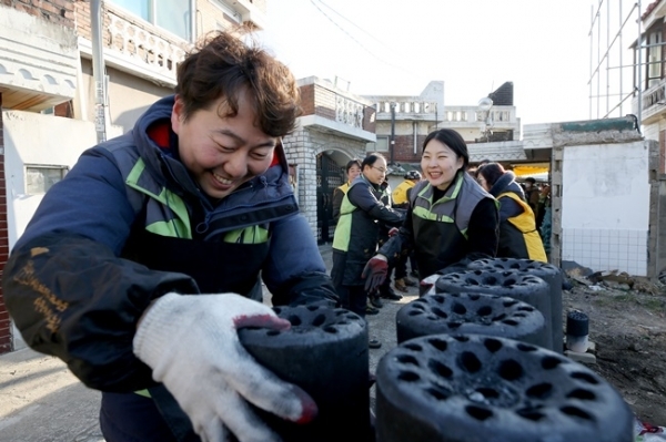 수원도시공사(사장 이부영) '나눠드림 봉사단'이 연말을 맞아 가정형편이 어려운 이웃들을 위해 '사랑의 연탄 나눔' 봉사활동을 벌여 주위를 뜨뜻하게 하고 있다. 사진은 6일 오후 봉사단이 권선구 서둔동의 한 가정에 연탄을 배달하고 있는 모습. 수원도시공사