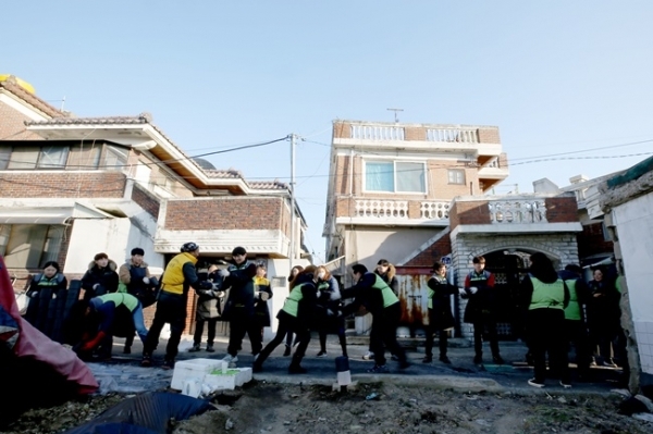 수원도시공사(사장 이부영) '나눠드림 봉사단'이 연말을 맞아 가정형편이 어려운 이웃들을 위해 '사랑의 연탄 나눔' 봉사활동을 벌여 주위를 뜨뜻하게 하고 있다. 사진은 6일 오후 봉사단이 권선구 서둔동의 한 가정에 연탄을 배달하고 있는 모습. 수원도시공사