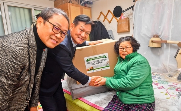 6일 오후 안산 시내 일원에서 열린 '2019 마사회 따뜻한 겨울나기 지원사업'에서 김종길 마사회 부회장이 독거노인에게 혹한기 난방용품을 지원하고 있다. 윤원규 기자