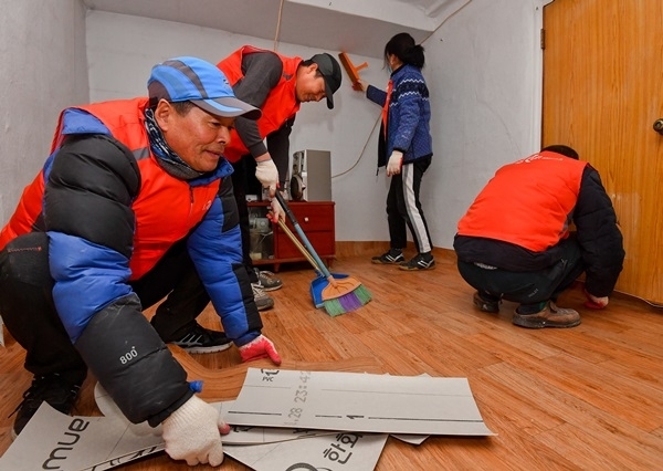 6일 오후 시흥시 일원의 가정에서 열린 '2019 마사회 따뜻한 겨울나기 지원사업'에서 마사회 관계자들이 난방 공사 지원을 하고 있다. 이번 행사는 경기지역화폐를 통해 수원, 안산, 시흥지역 저소득층 독거노인에게 혹한기 난방용품을 지원하기위해 마련됐다. 윤원규 기자