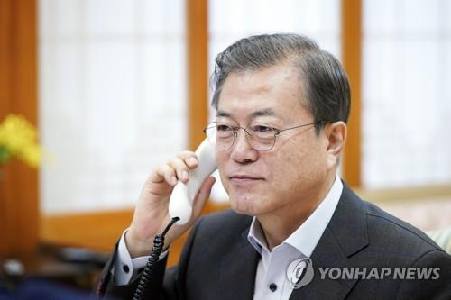 문재인 대통령이 7일 오전 청와대에서 도널드 트럼프 미국 대통령과 통화를 하고 있다. 양국 정상은 이날 통화에서 한반도 평화 프로세스를 진전시켜 나가기 위한 방안을 심도있게 협의했다. 연합뉴스