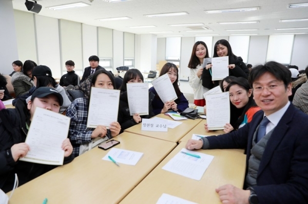 장학금 기부 약정서를 작성한 간호학과 4학년 학생들이 기념사진을 찍고 있다. 오른쪽은 정현철 학과장