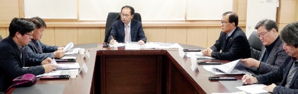 지난 23일 본보 소회의실에서 열린 경기일보 독자권익위원회 회의에서 위원들이 안건을 논의하고 있다.