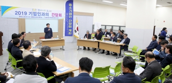 박승원 광명시장이 광명SK테크노파크에서 기업인과의 간담회를 진행하고 있다.광명시 제공